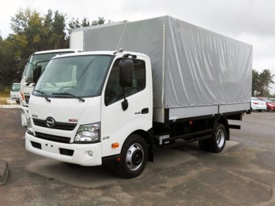 Бортовой грузовик Hino 300-720 с тентом 5 тонн